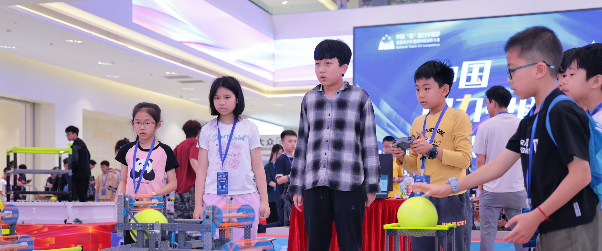 学员专注操控参赛机器人