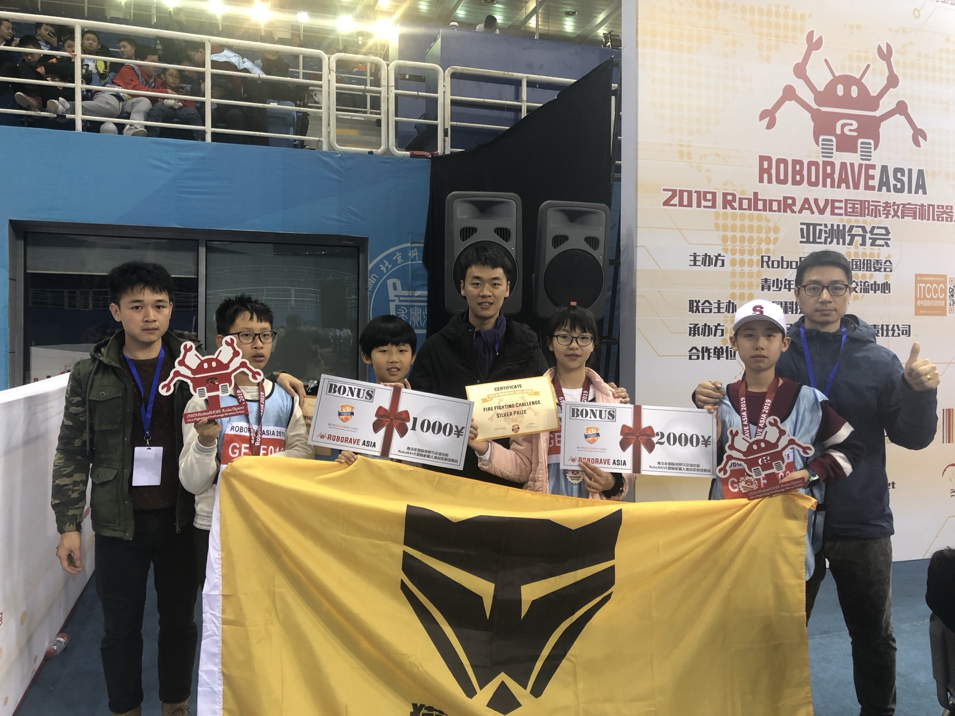 2019 RoboRAVE亚洲赛灭火挑战赛银奖合影